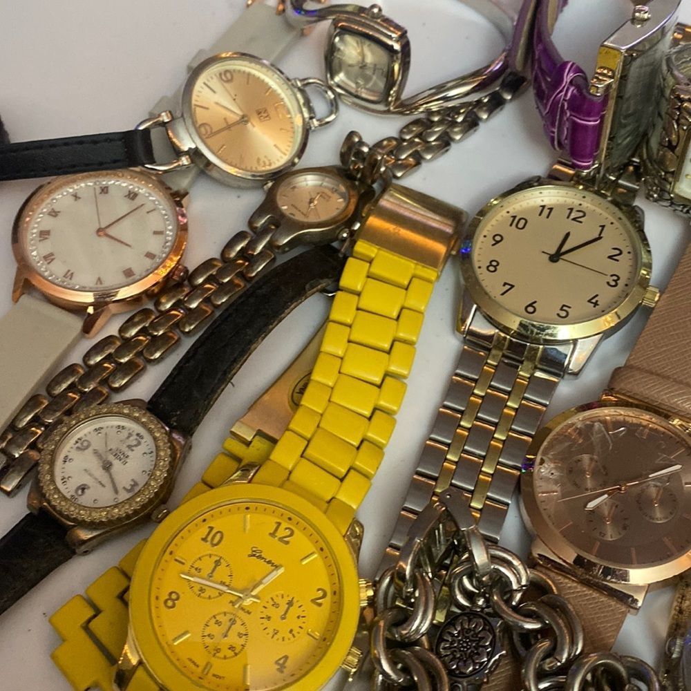 Assorted Watches Used Not Working For Parts Or Pieces lot 151 - Picture 5 of 6